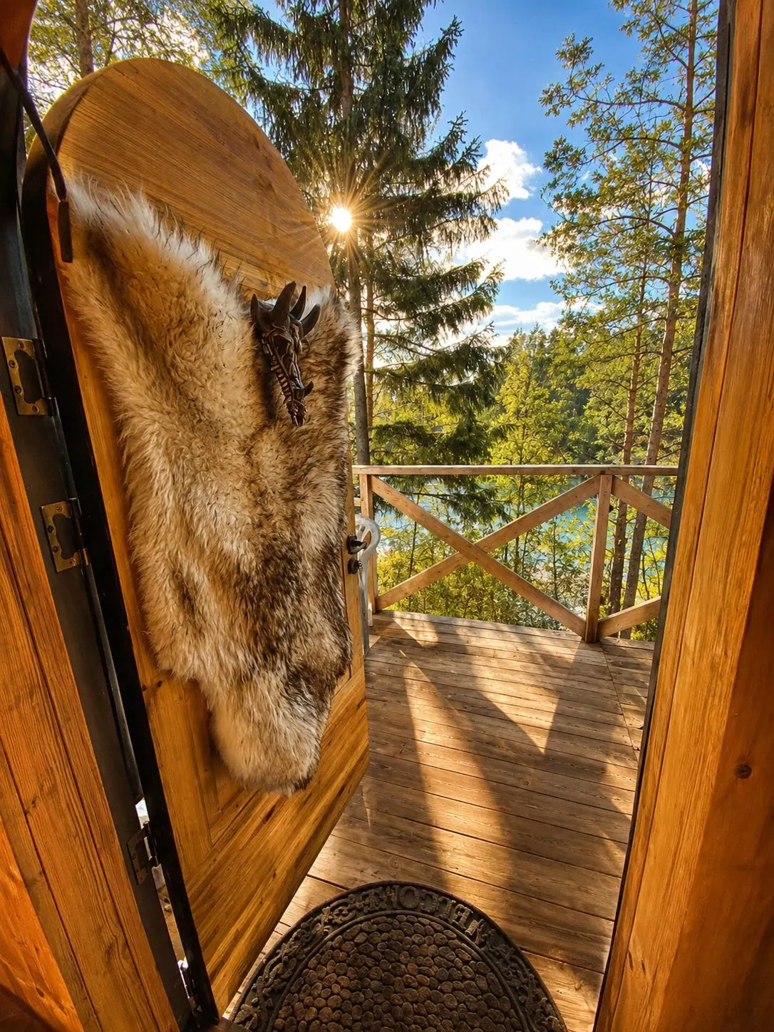 Viking Treehouse with Hot Tub, Sauna, Lake & Deer Park — 5